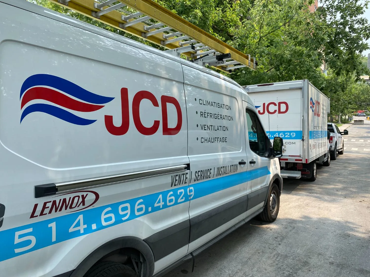 Camion de service JCD dans une rue de Montréal