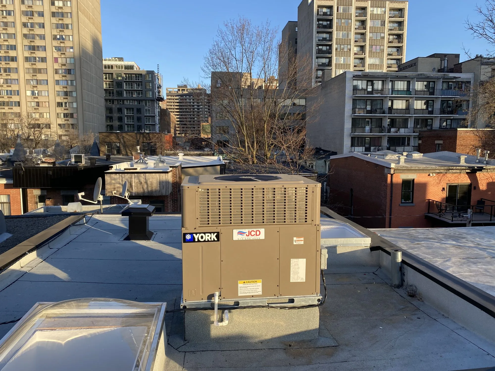 Unité de toit York avec étiquette JCD sur un toit en ville