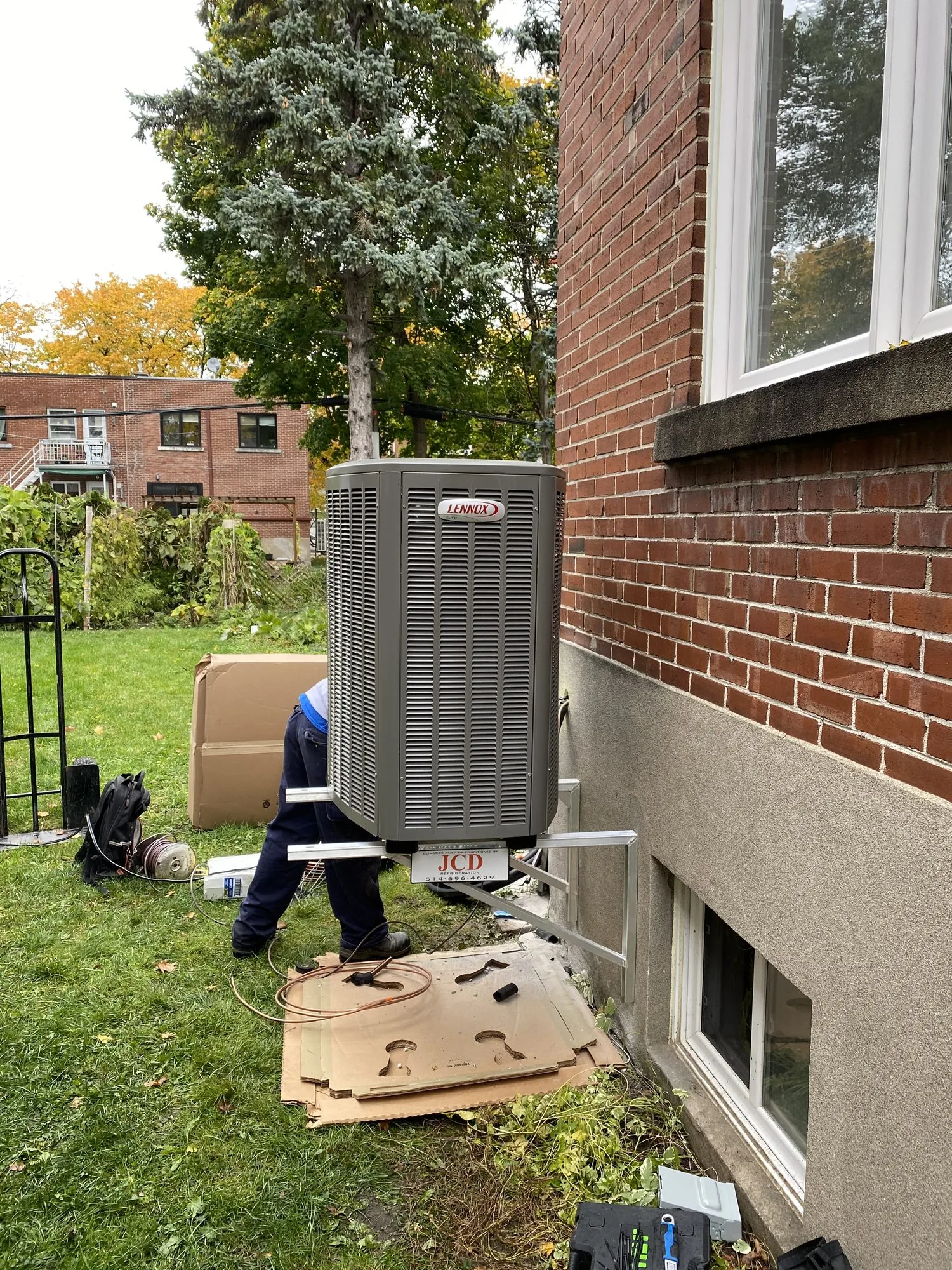 Un technicien JCD qui installe un appareil extérieur Lennox